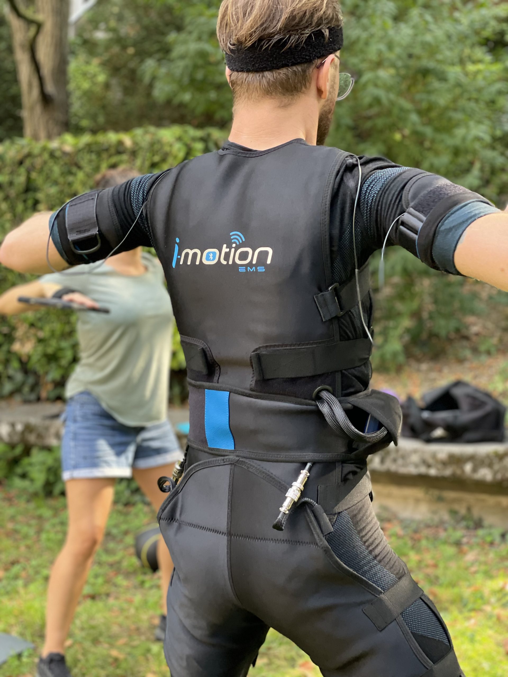 Client équipé de la technologie i-motion pour une séance d’électrostimulation en extérieur à Genève